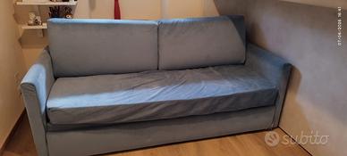 Divano, con secondo letto estraibile.