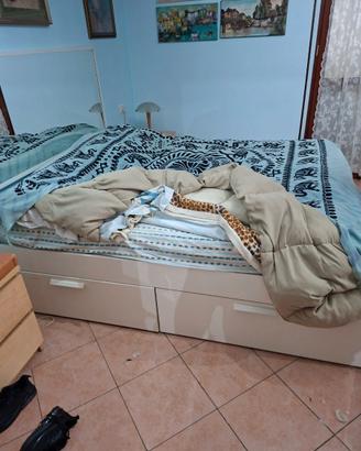 Armadio  con 2 comodini ,2 cassettiere  letto