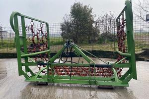 Trattore erpice a strascico per prati