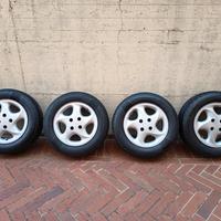 Cerchi con gomme usati.