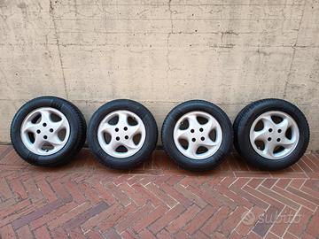 Cerchi con gomme usati.