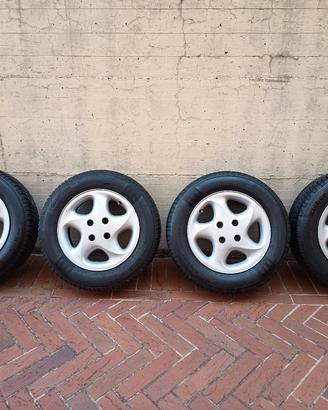 Cerchi con gomme usati.