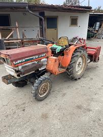 Trattore Kubota 4x4 COMPLETO DI FRESA