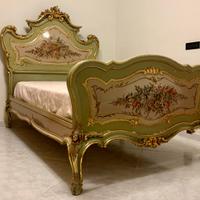 Stupendo letto antico stile veneziano.