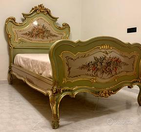 Stupendo letto antico stile veneziano.