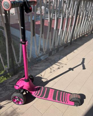 Monopattino a 3 ruote elettrico