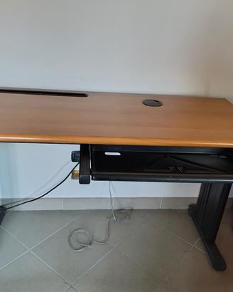 scrivania ad angolo con portacomputer
