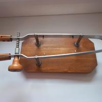 Porta prosciutto con base in legno .