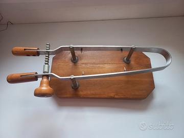 Porta prosciutto con base in legno .