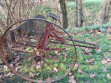 Rastrellone ruotato da fieno