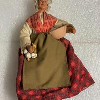 personaggio femminile in terracotta con abiti