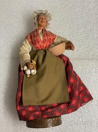 personaggio femminile in terracotta con abiti