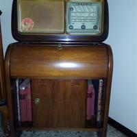 Radio vintage a valvole con giradischi