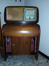 Radio vintage a valvole con giradischi
