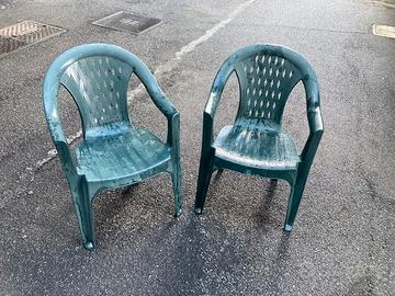 Quattro sedie in plastica da esterno