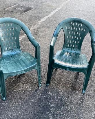Quattro sedie in plastica da esterno