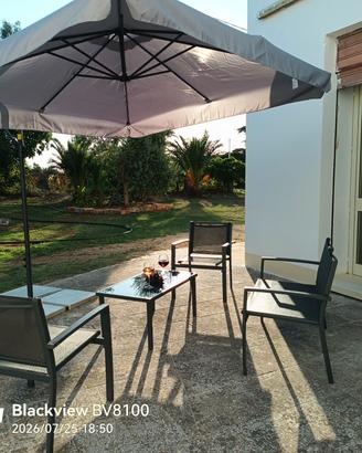 Due ombrelloni+set da giardino 