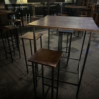 Tavoli alti e sgabelli