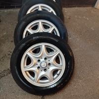 Cerchi in lega raggio 15 con gomme estive.