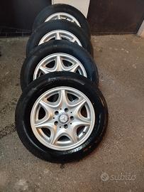 Cerchi in lega raggio 15 con gomme estive.