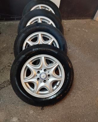 Cerchi in lega raggio 15 con gomme estive.