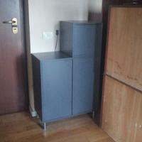 Mobile Eket con piedi in acciaio