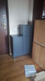 Mobile Eket con piedi in acciaio