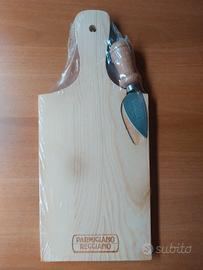 Tagliere in legno del Parmigiano Reggiano
