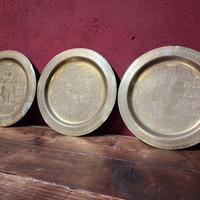 Tris Piatti Egiziani in Ottone Inciso Ø 25 cm