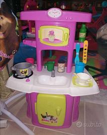 Cucina Masha e Orso con sacco a tracolla