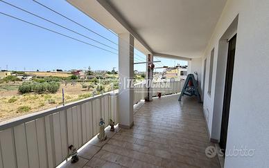 Ampio 4 vani con doppia veranda, box auto. Recenti