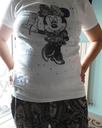 2 magliette  dipinte  a mano  con  Minnie 