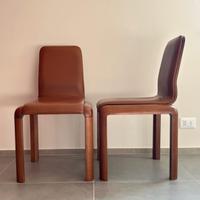 Due sedie da pranzo in noce e pelle color cognac