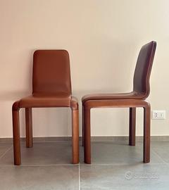 Due sedie da pranzo in noce e pelle color cognac