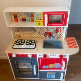 Cucina in legno per bambine