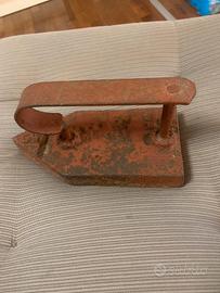 Antico ferro da stiro