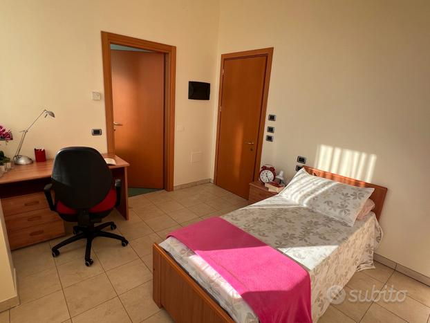 Luminosa singola con bagno privato per studenti