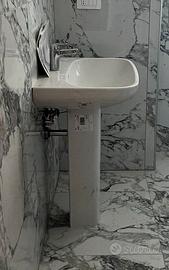 Lavabo a colonna in ceramica bianca
