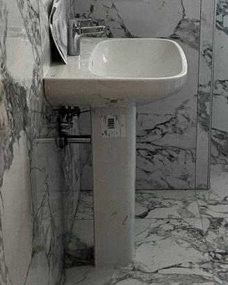 Lavabo a colonna in ceramica bianca