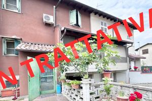 VILLA A SCHIERA A CASARILE