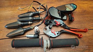 Leve, manopole, specchietti, frecce Ducati Monster