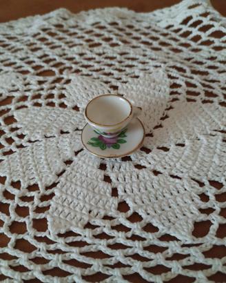 Tazzina con piattino decorati in miniatura 