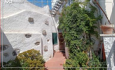 Casa indipendente con terrazzi e posto moto