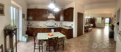 Rustico / Casale di 200 m² con 4 locali a Tuscania