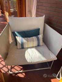 Coppia di poltrone con tavolino coordinato