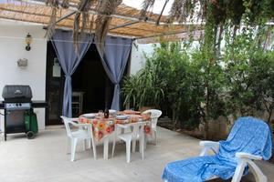 Casetta a torre suda a 150 metri dal mare