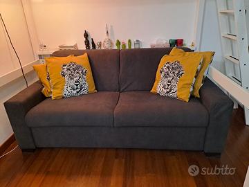 divano letto 3 posti  1 anno di vita color nero