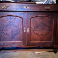 Mobile antico con specchiera e comodino