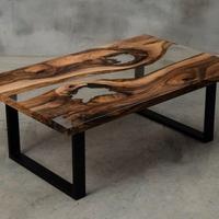 Tavolino in resina epossidica e noce massiccio