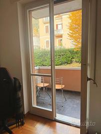 Stanza singola con balcone privato e posto auto CO